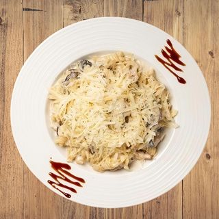 Фузили с пиле, бекон и гъби (550г)