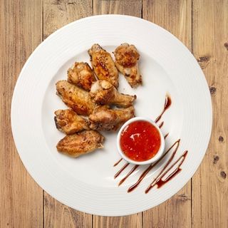 Пилешки крилца на туч със сладко-кисел сос