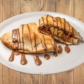 Калцоне с ябълки, шоколад, печени орехи и канела