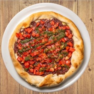 Фокача с маслинена паста и домати