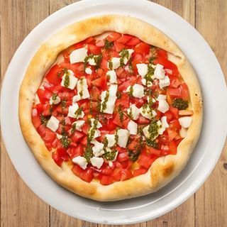 Фокача с домати, моцарела и песто