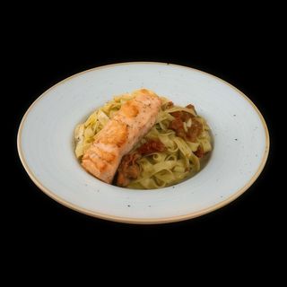 Сьомга с талиатели и сушени домати (350г)