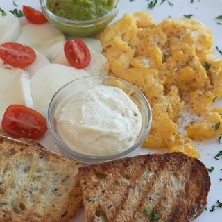 ИТАЛИАНСКА ЗАКУСКА С ПРЯСНА МОЦАРЕЛА 