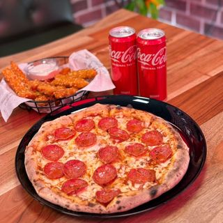 Пеперони 30 см + Пил. Филенца с чеснов сос 300 гр + 2 бр Coca-Cola 330ml.