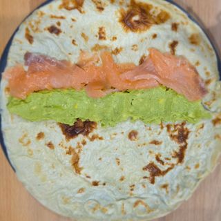 Палачинка с пушена сьомга и авокадо паста 30см.