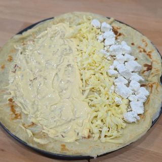 Палачинка със сирене и кашкавал 30см.