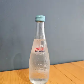 Газирана вода Евиан стъкло 0.330л.