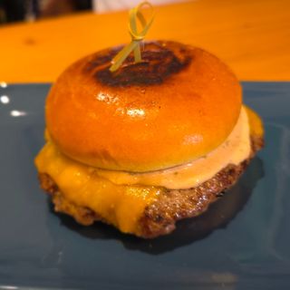 Телешки чийзбургер 240гр.