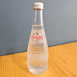 Минерална вода Евиан стъкло