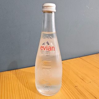 Минерална вода Евиан стъкло