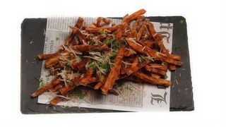 Сладък картоф с  пармезан и зелени подправи (180гр)