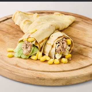 Палачинка с риба тон, айсберг и царевица