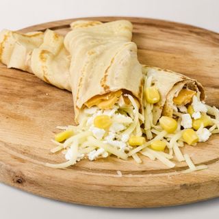 Палачинка с кашкавал, сирене, чедър и царевица 