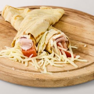 Палачинка с шунка, кашкавал, топено сирене, домат