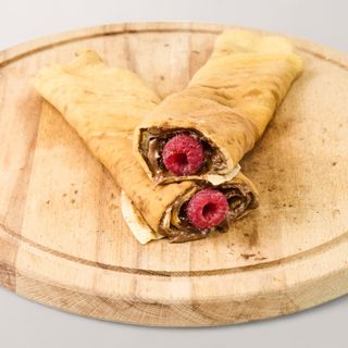 Шоколад, банан и малини