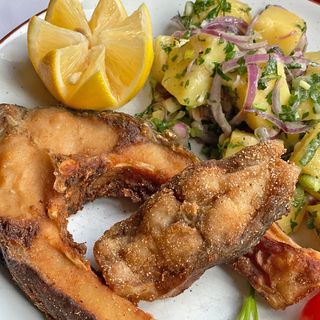 Пържен котлет от шаран с картофена салата