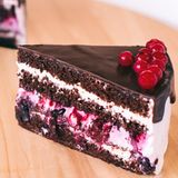 Шоколадова торта с горски плодове