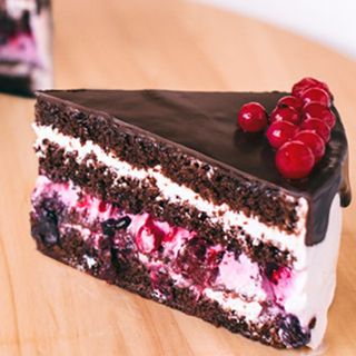 Шоколадова торта с горски плодове