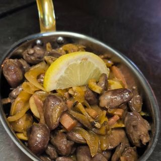 Пилешки сърца с гъби, лук и бекон (300г)