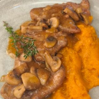 Свински врат с гъби върху картофено пюре 300гр.