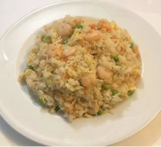 168. Пържен ориз със скариди, грах, моркови и яйца (600г)