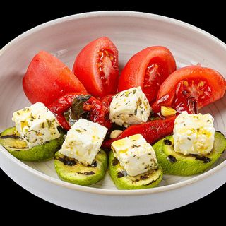 Традиционна салата с мариновано овче сирене (400г)
