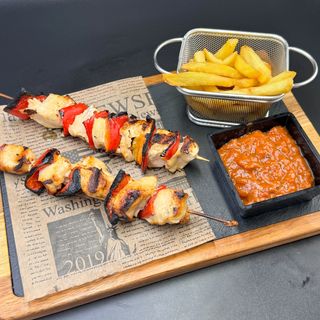 Жарени свински шишчета с пържени картофки и домашна лютеница