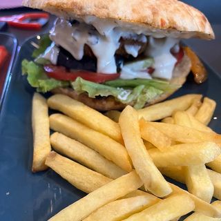 Бургер със спаначено кюфте и грил . зеленчуци