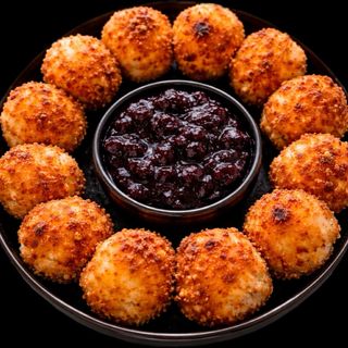 Панирани бейби моцарелки с боровинково сладко