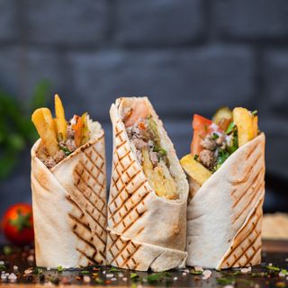 Голям грил сандвич Свинско бонфиле (430 гр) + Кока Кола 500 мл