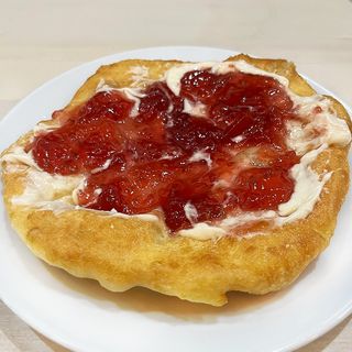 Мекица с бял шоколад и сладко от малини 