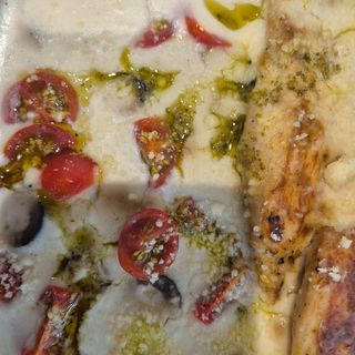 Пилешко филе с маслини, каперси, черидомат, песто и пармезан(400г)