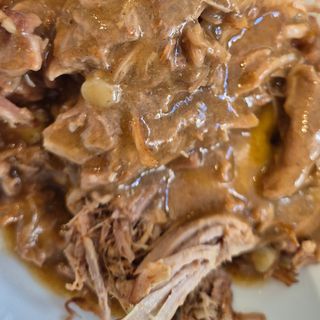 Свинска дърпана плешка с картофено пюре и Грейви сос (400г)