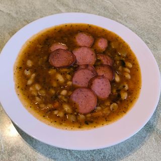 Боб с наденица