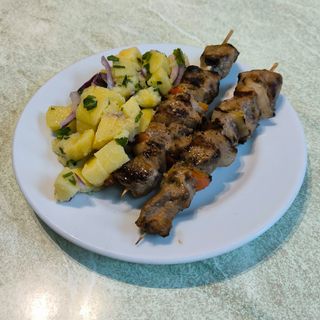 Свински шишчета с картофена салата