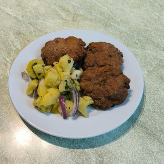 Пържени кюфтета с гарнитура от картофена салата (3 бр-350г)