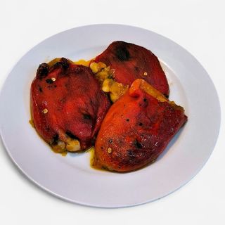 Пълнени червени чушки с боб