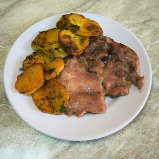 Пилешка пържола от бут с картофи на фурна