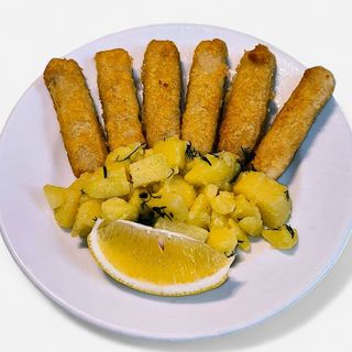 Хек паниран печен на фурна с гарнитура от сортирани картофи (300г)