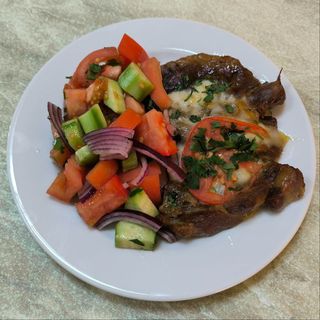 Свинска вратна пържола на фурна с моцарела и домат (300г)