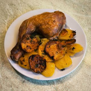 Пилешко бутче с картофи на фурна (350г)