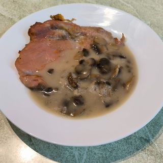 Пилешка пържола от бут без кожа на фурна с гъби и гъбен сос