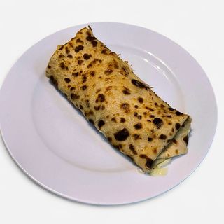 Палачинка с пилешко, кисела краставица, гъби и сметана (300г)