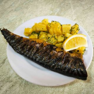 Скумрия на скара с гарнитура от сортирани картофи