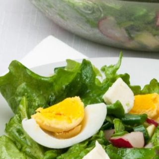 Зелена салата с яйце