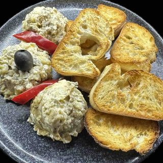 Разядка с патладжан и домашно хлебче