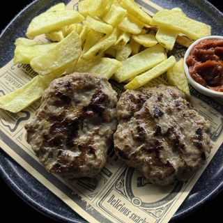 2 бр. кюфтета с пържени картофи и лютеница