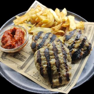 3 бр . кюфтета с пържени картофи и лютеница