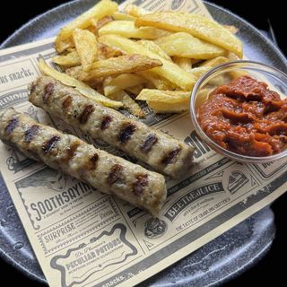 2бр. кебапчета с пържени картофи и лютеница