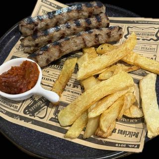 3бр кебапчета с пържени картофи и лютеница